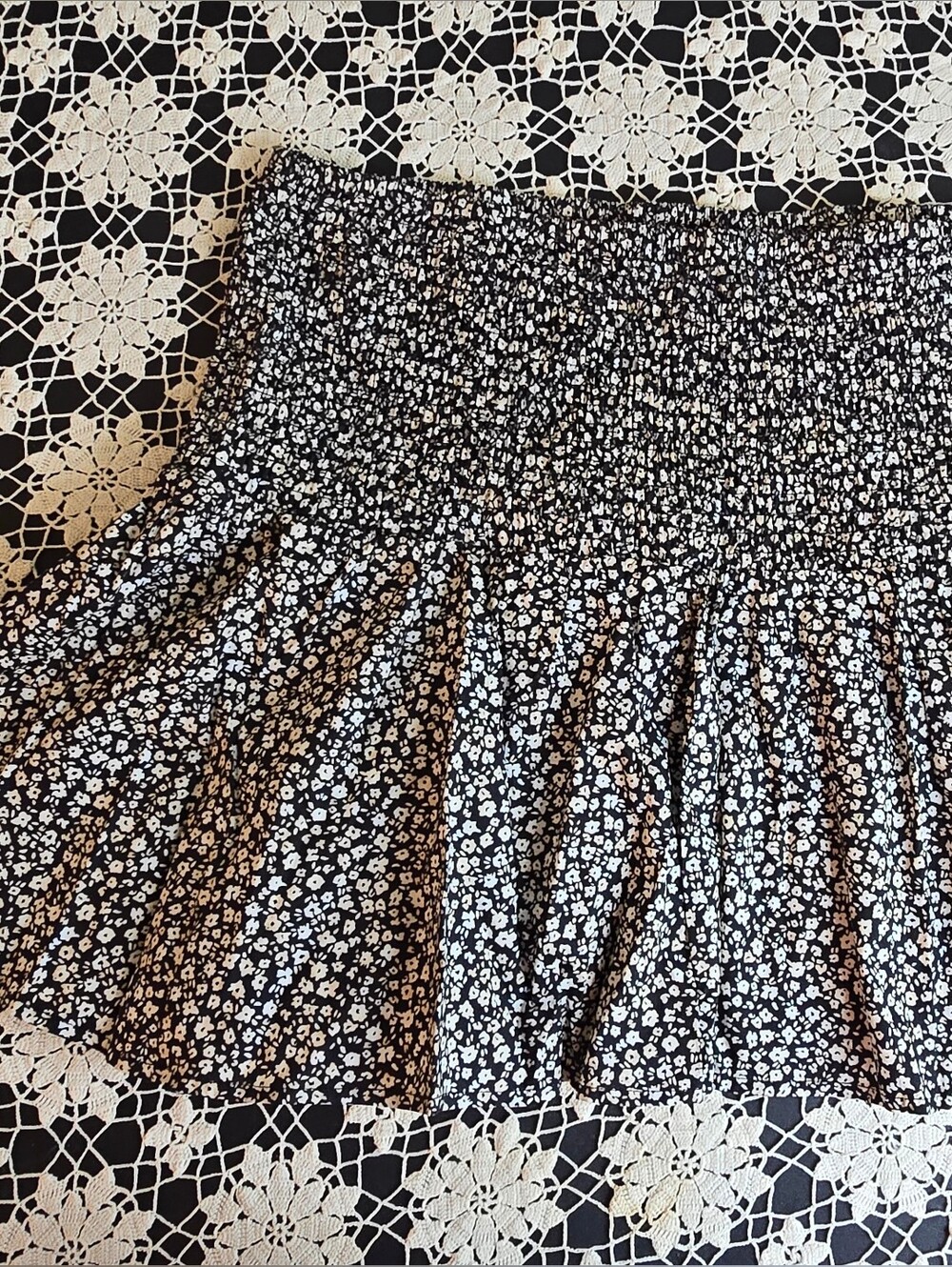H&M Black And White Small Flower Smocked Mini Skirt Pull On, Womens Medium, NWT